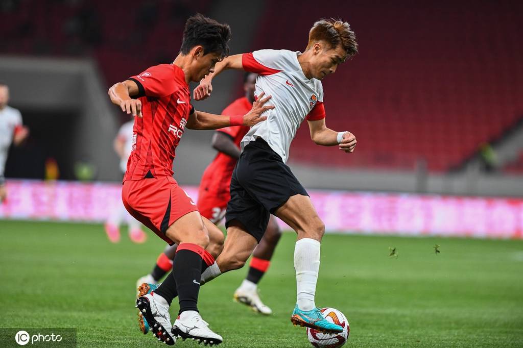 危机四伏，球队全力以赴拼搏