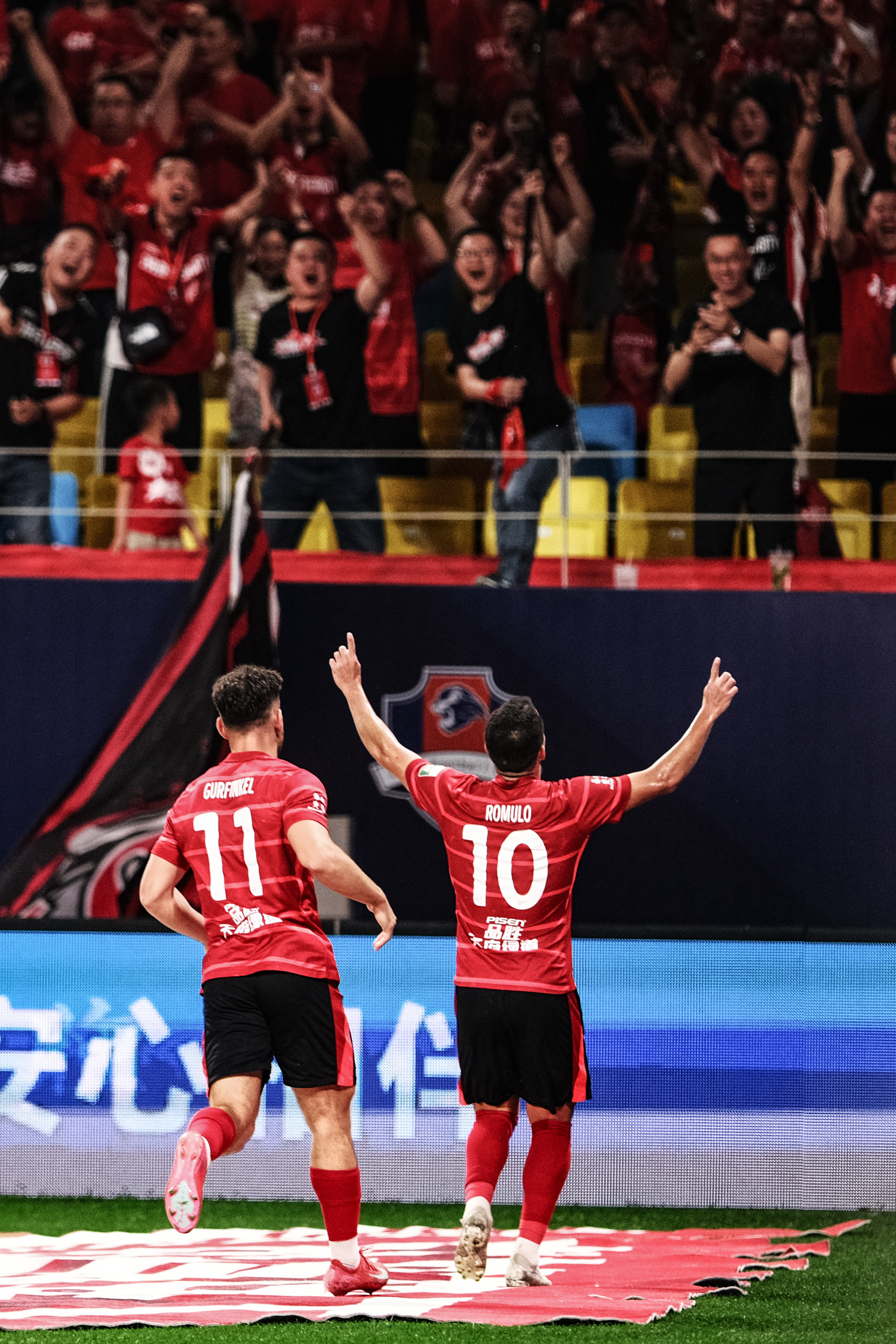 上海申花豪取四连胜，冲击中超榜首的简单介绍