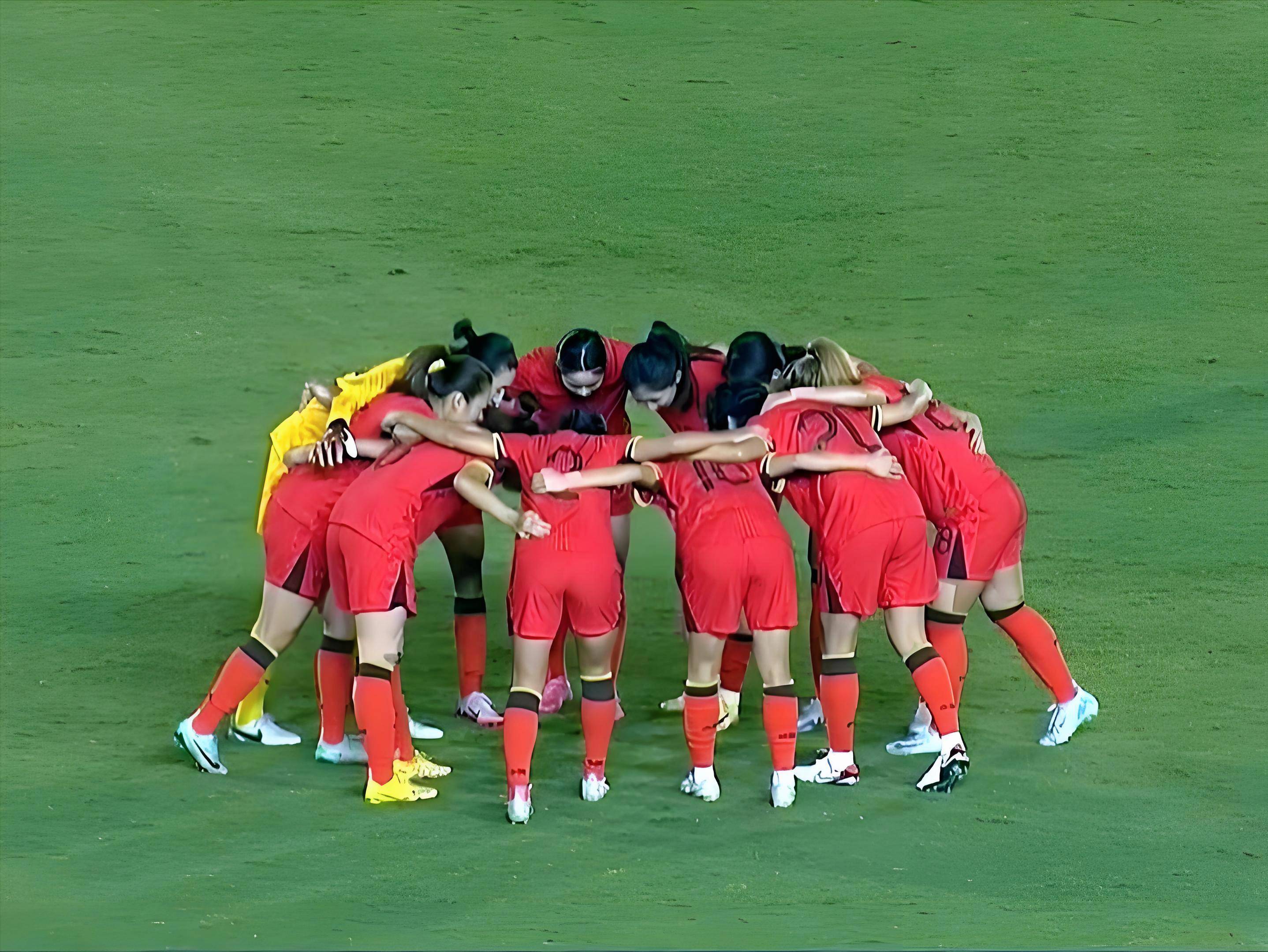 中国女足在比赛中展现出强大实力，成功晋级