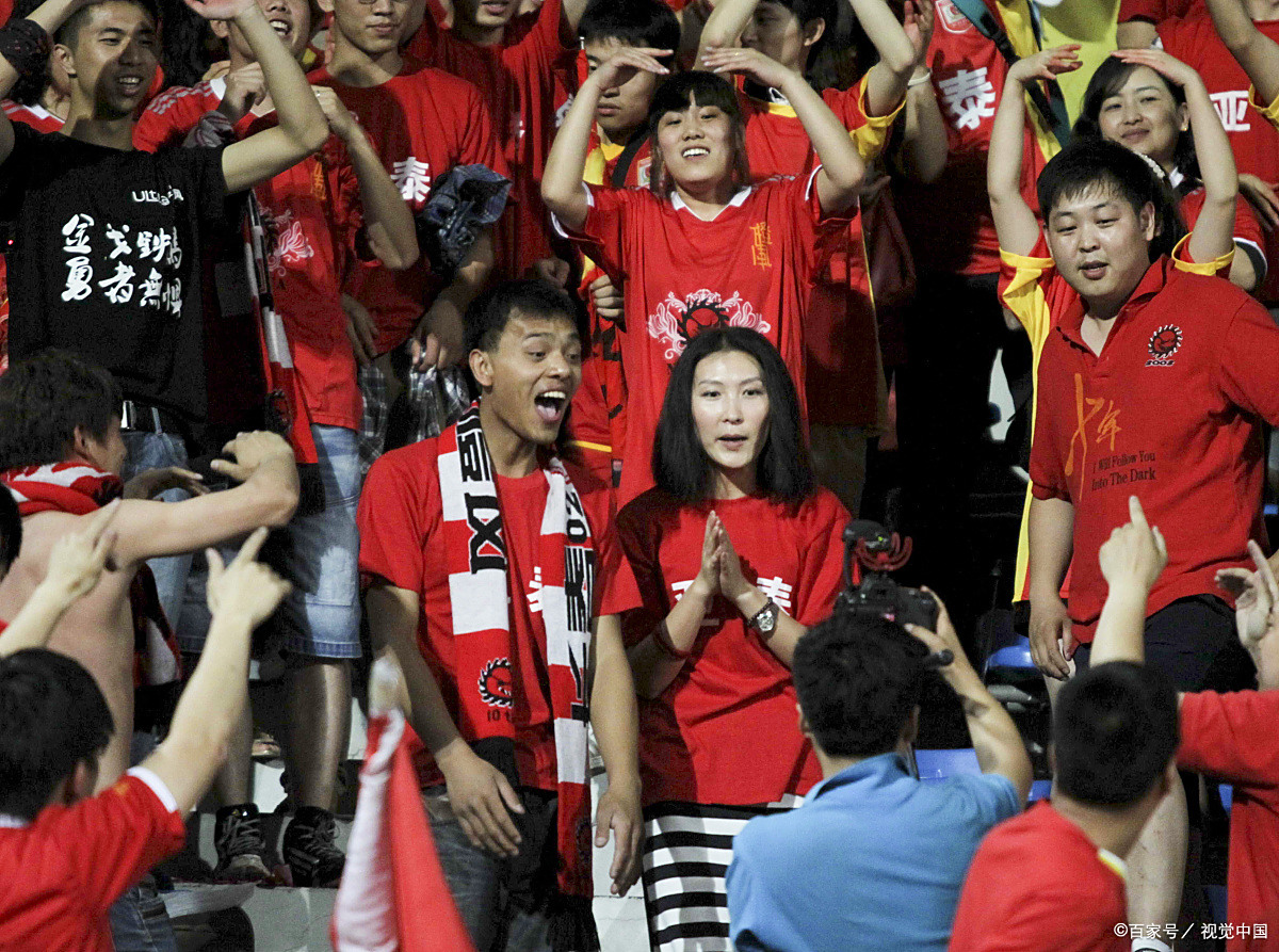 比赛结果扑朔迷离现场观众情绪高涨 比赛结果扑朔迷离现场观众情绪高涨