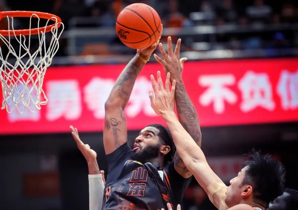 山东队鏖战凯尔特人,福克斯状态火热 山东队鏖战凯尔特人,福克斯状态火热