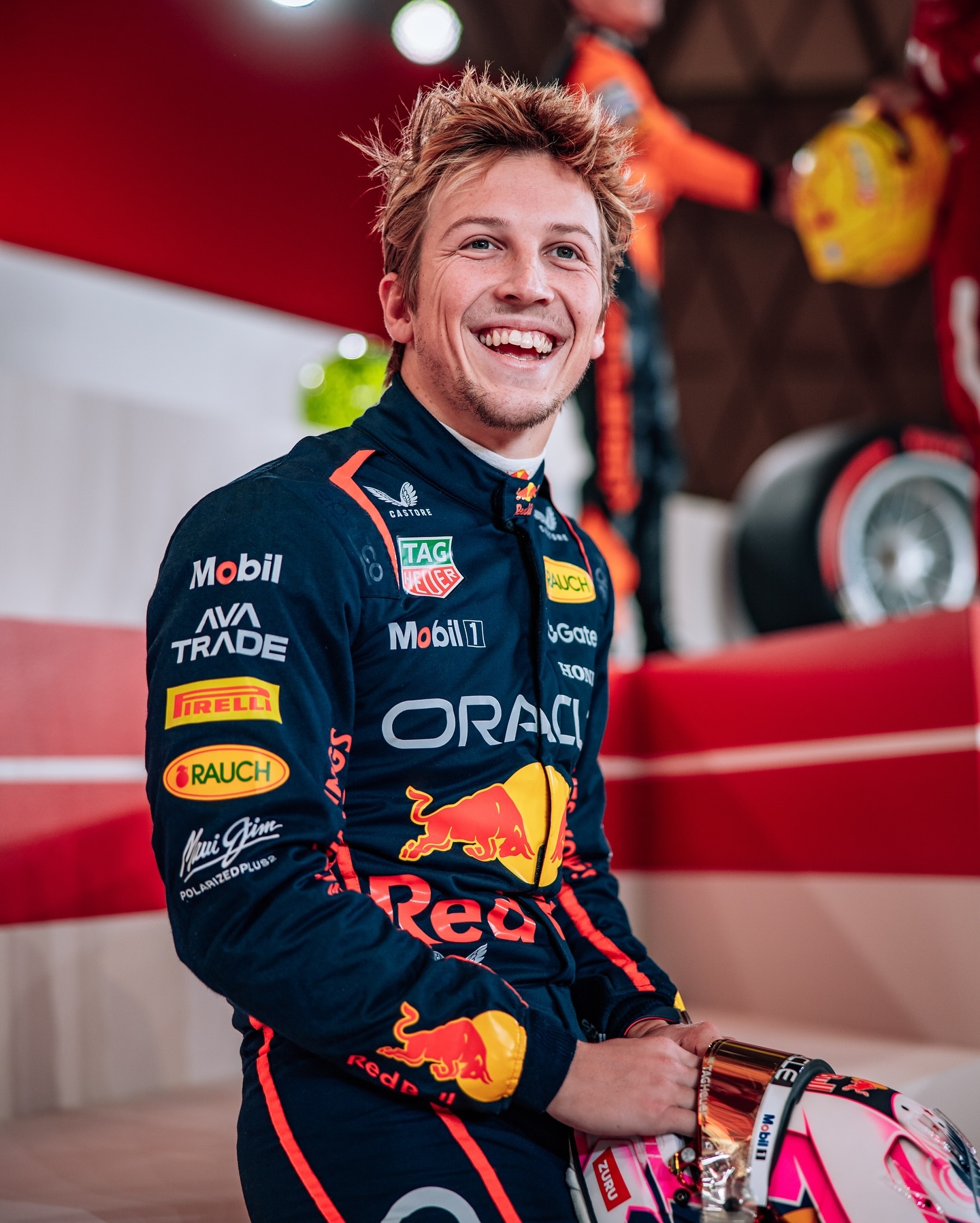 梅赛德斯轻取红牛车队,皮亚斯特里统治全场 梅赛德斯轻取红牛车队,皮亚斯特里统治全场